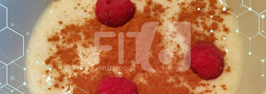 Smoothie bowl de plátano con canela y frambuesas