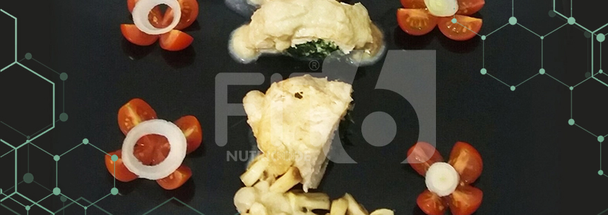 Pechuga de pollo rellena de espinacas con salsa blanca
