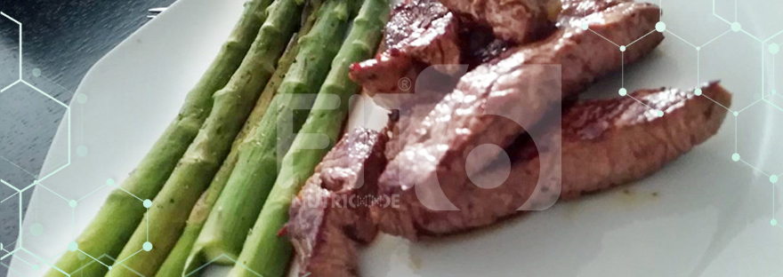Tiras de carne de vacuno a la parrilla con espárragos